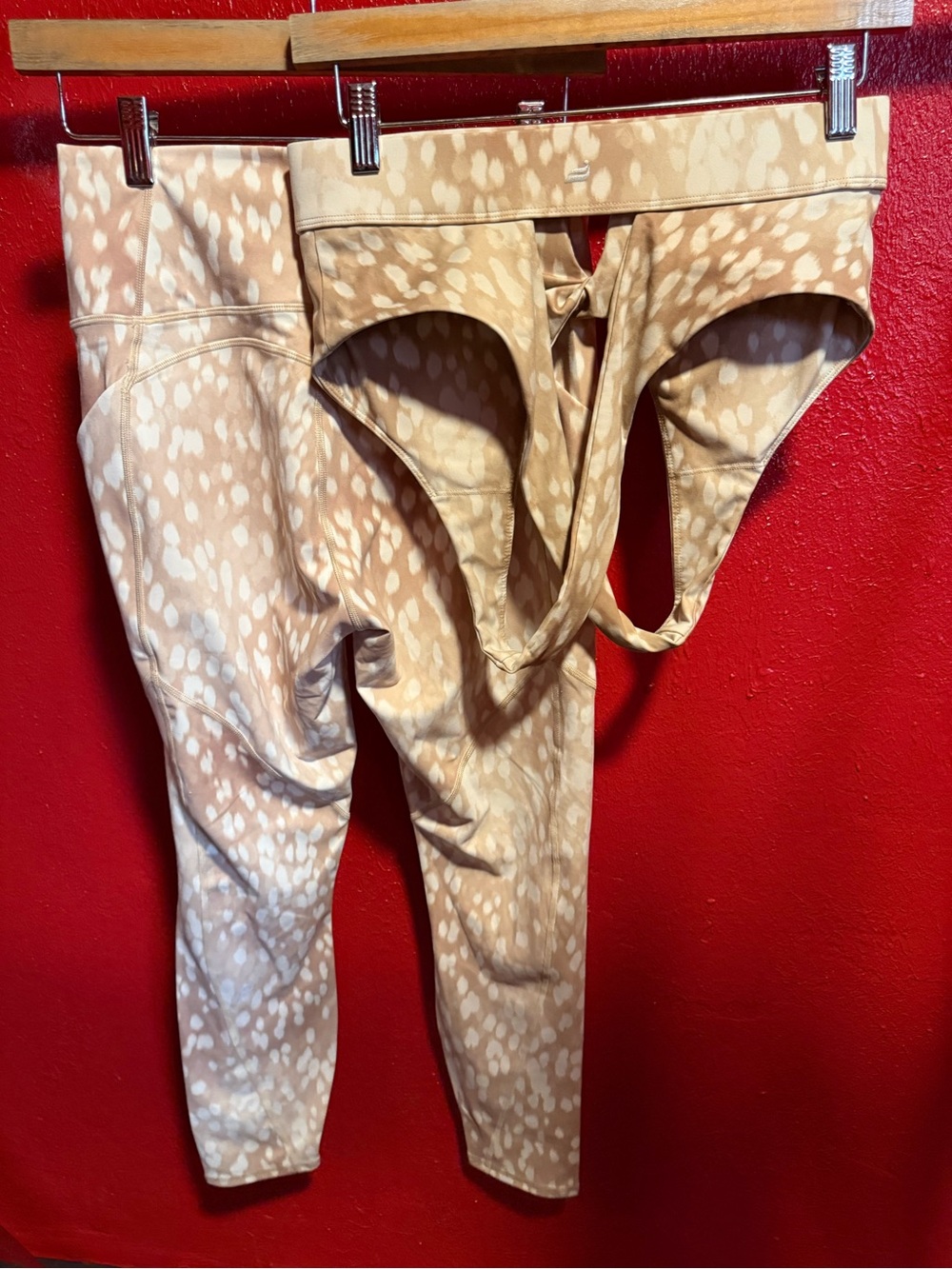 94. NWT Fabletics Beige Spotted Women's Leggings with matching bracelet - Picture 3 of 6